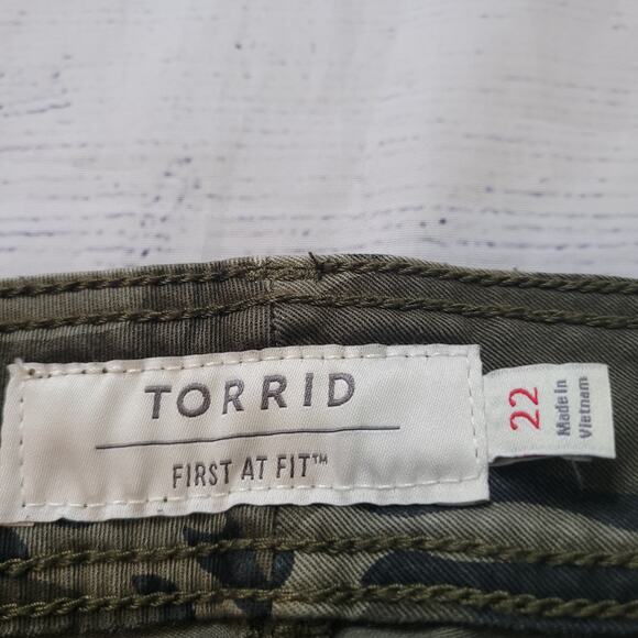 Torrid Size 22 Crop Aviator Skinny Stretch Twill Mid-Rise Pant Dark Camo - Picture 5 of 8